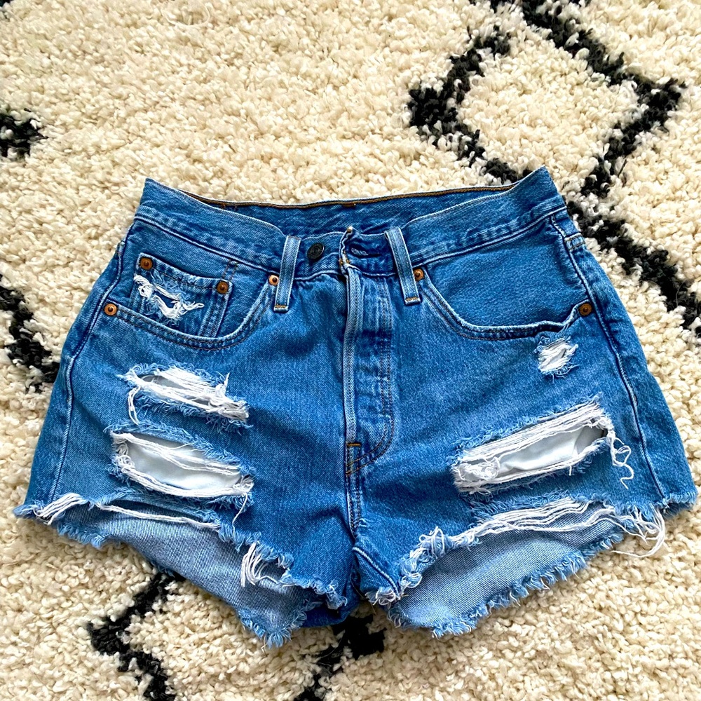 Levi’s high rise 501 shorts size 27 brand new